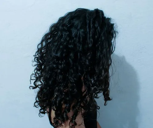 inkoustově černé vlasy